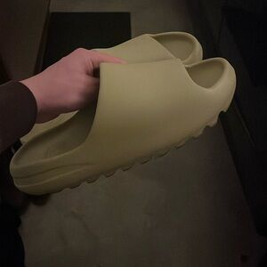 Yeezy slide “resin” size 14